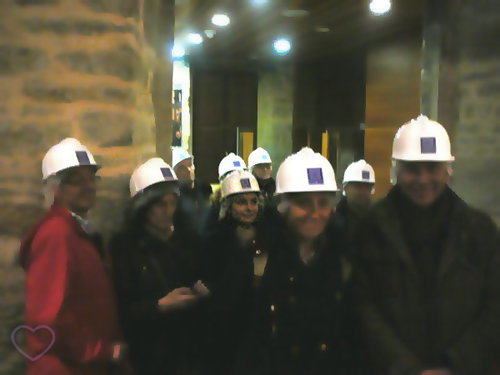 Visitantes com capacete na Catedral de Vitoria-Gasteiz.