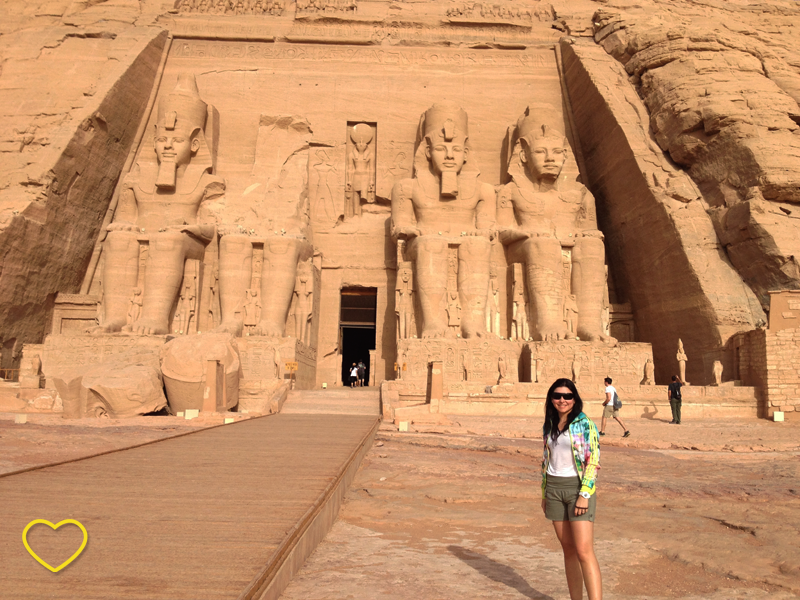 Foto minha com o templo de Ramsés.