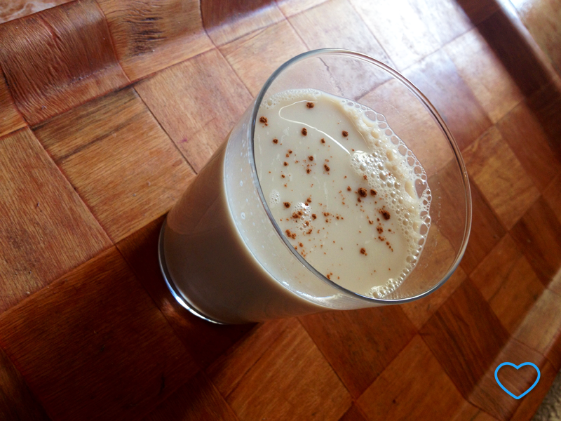 Foto de um copo com horchata e polvilhada com canela.