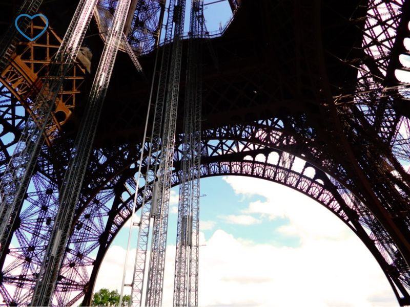 Foto de detalhe da Torre Eiffel vista de baixo.