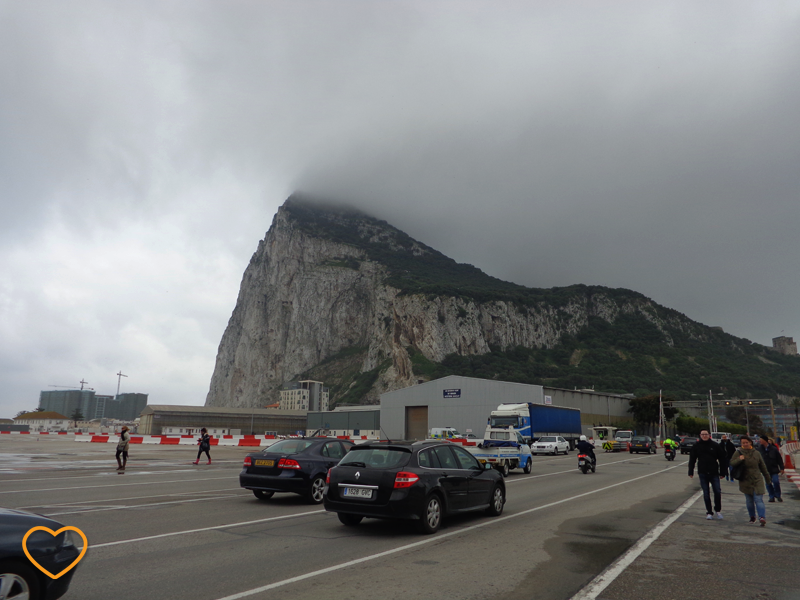 Foto do Peñón, o rochedo, visto da pista do aeroporto.