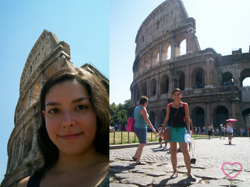 Duas fotos, uma ao lado da outra. Na primeira estou eu em uma autofoto, só o rosto, e parte do Coliseo atrás. Na segunda, estou de corpo inteiro e o Coliseo atrás e outros turistas.