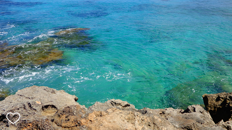 Mar azul esverdeado e rochas.