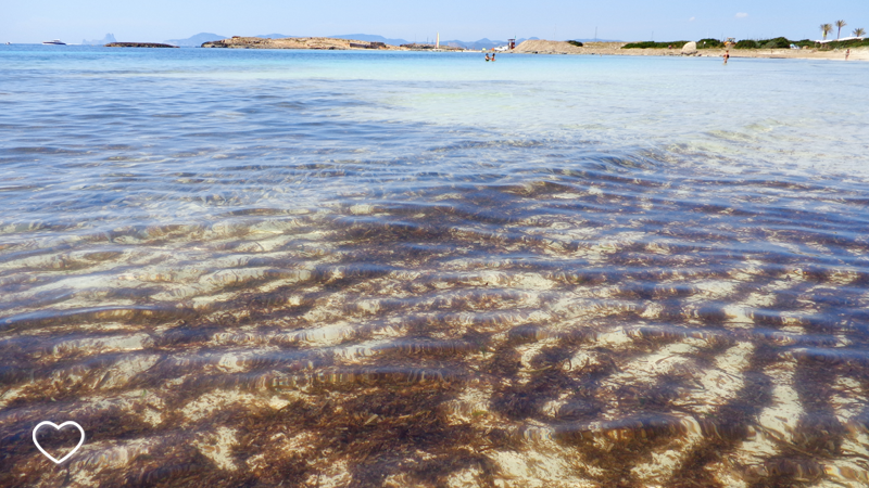 Detalhe da água cristalina com sombras das próprias ondas no fundo, ou seja, na areia que se pode ver por ser a água transparente.