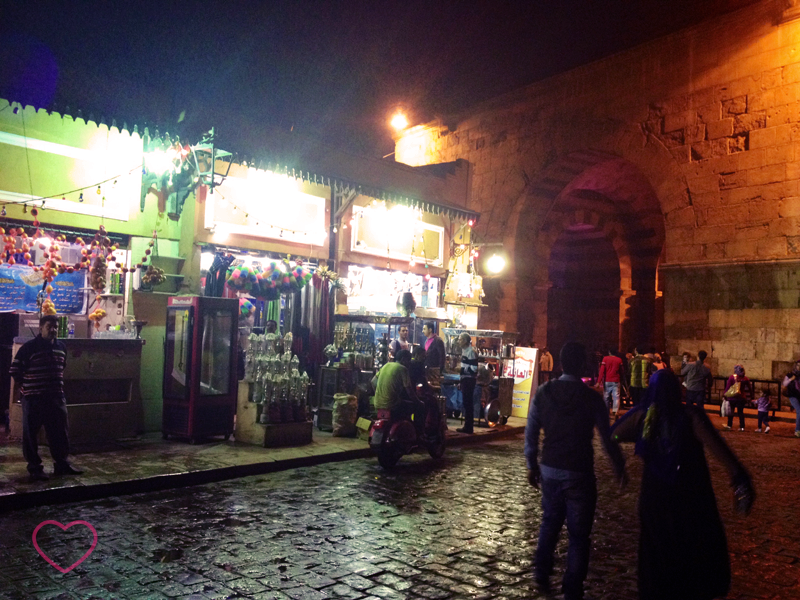 O centro histórico do Cairo. Umas lojas e algumas pessoas.