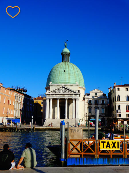 Um ponto de táxi em um cais de Veneza.