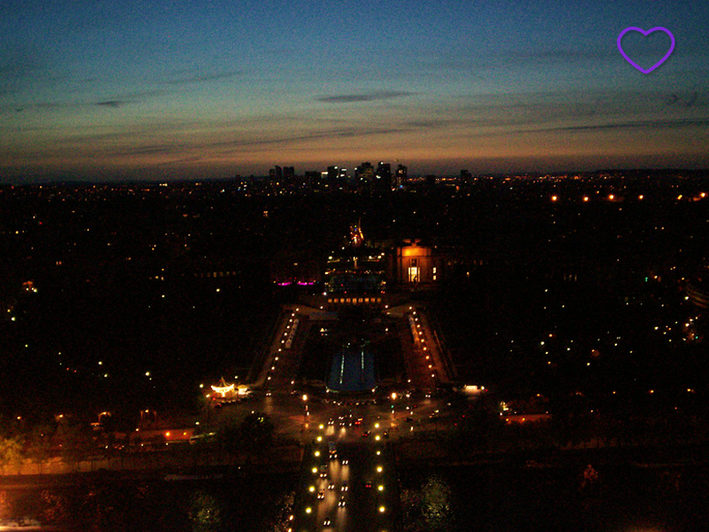 Vista de Paris ao anoitecer, do alto da Torre Eiffel.