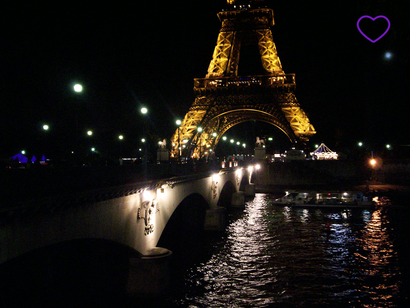 Torre Eiffel, à noite, iluminada.