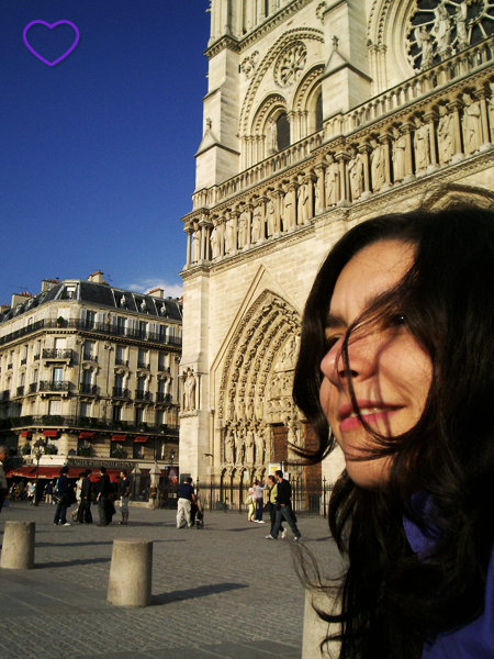 Selfie com a Catedral de Notre Dame atrás.