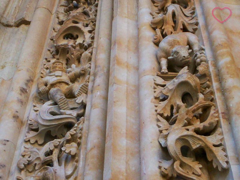 Detalhe da fachada da Catedral Nueva onde se vê o astronauta.