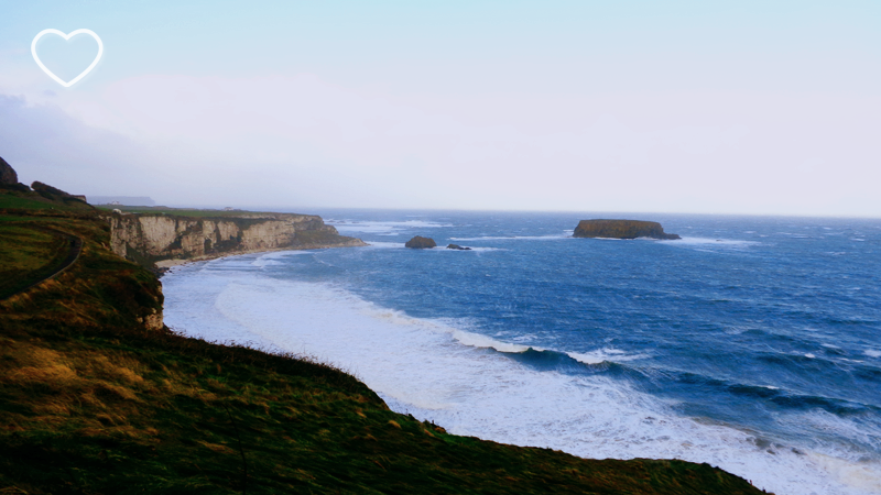 O mar, uma ilha e os precipícios.