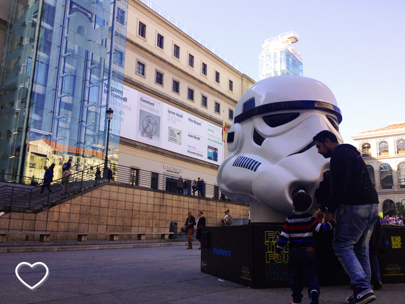 Do lado direito, o capacete do Stormtrooper e, ao fundo, o Museo Reina Sofía.