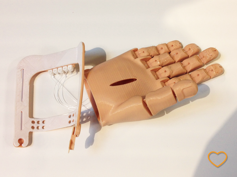 Um protótipo de uma prótese de uma mão.