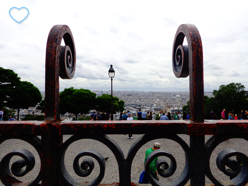 Vista de Paris de um dos lances da escadaria. 