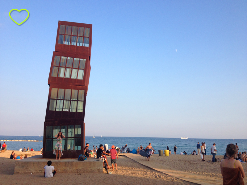 A praia e um dos monumentos que a adornam. Parecem três caixas de metal com uma das faces de vidro, empilhadas mas como que na iminência de caírem.