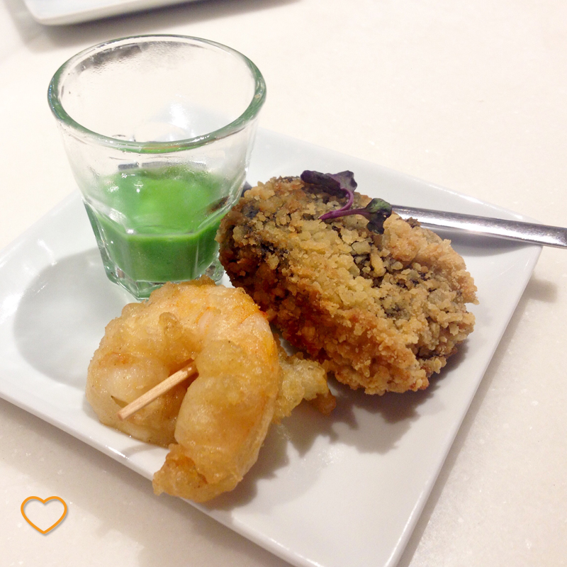 Pintxo de croquete de chipirón (uma espécie de molusco), camarão empanado e molho de salsinha.