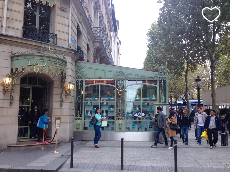 A confeitaria Laduree, na Champs Elysees.